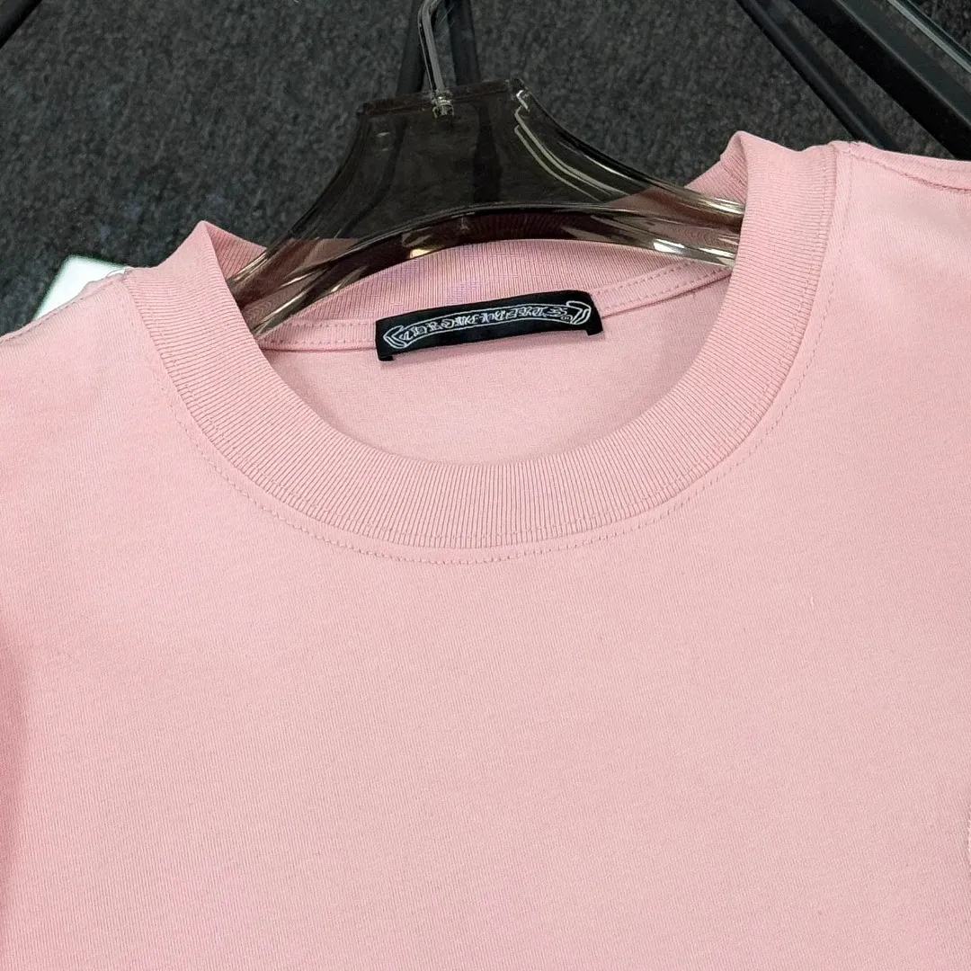 P180 Chrome Hearts Chrome Hearts 25 high version. The fabric is made of 300g high-density pure cotton. It does not deform or shrink. It has three labels. It is the same style for men and women. Technology: patch embroidery + original development hardware. Color: white, black, pink. SIZE: S-XL